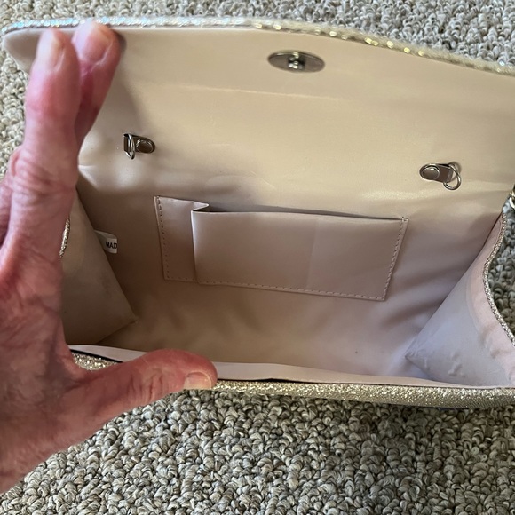 Beautiful Beaded Clutch with Gold and an additional Silver Chain. - Picture 5 of 12